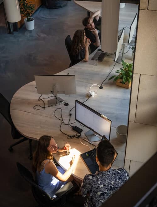 Des collaborateurs de l'agence Pilot'in en train de travailler dans l'open-space