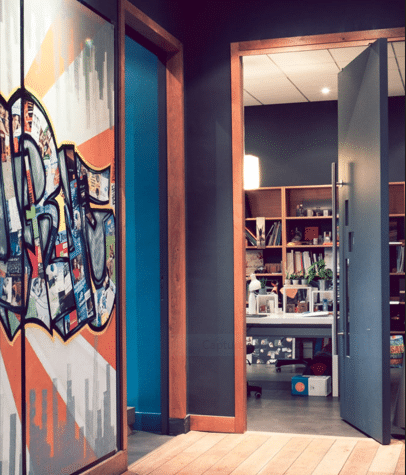 intérieur de l'agence Melbourne avec mur de graffiti