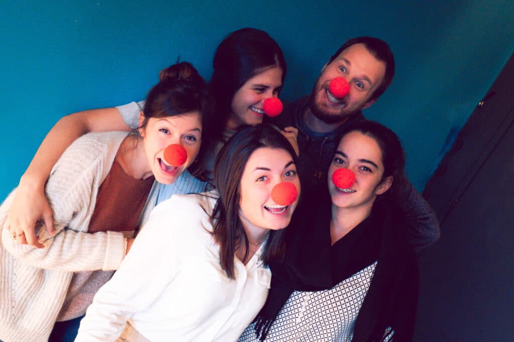 equipe de l'agence Melbourne avec des nez de clowns